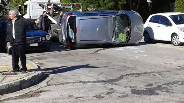 Ντελαπάρισε αυτοκίνητο στη Γλυφάδα (ΦΩΤΟ)