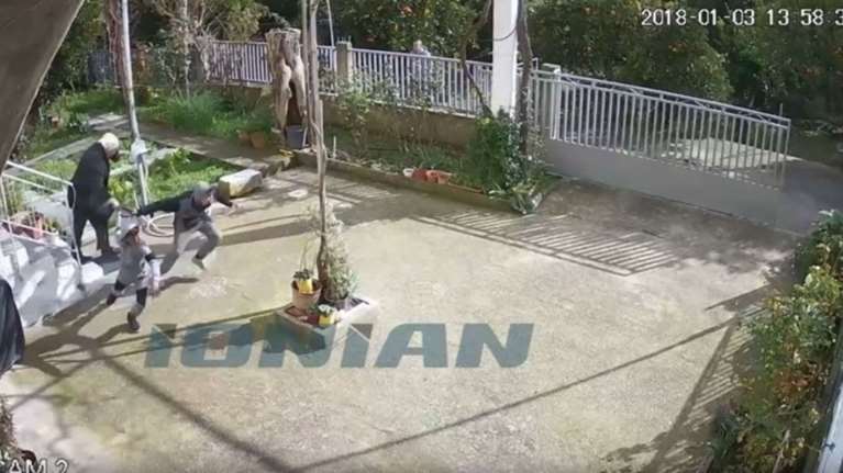 Η γιαγιά που λήστεψαν ανήλικοι: Σπάσανε τα δόντια μου, αιμορραγούσα