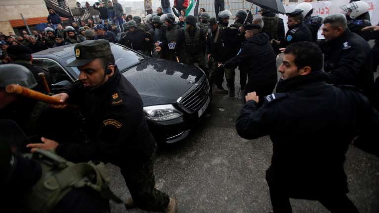 Επίθεση διαδηλωτών στον Πατριάρχη Ιεροσολύμων Θεόφιλο Γ΄ (ΒΙΝΤΕΟ)