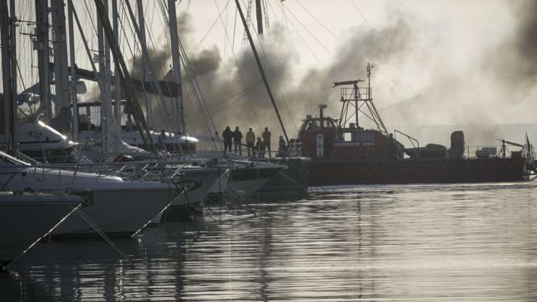 Φωτιά σε σκάφος στη μαρίνα Αλίμου