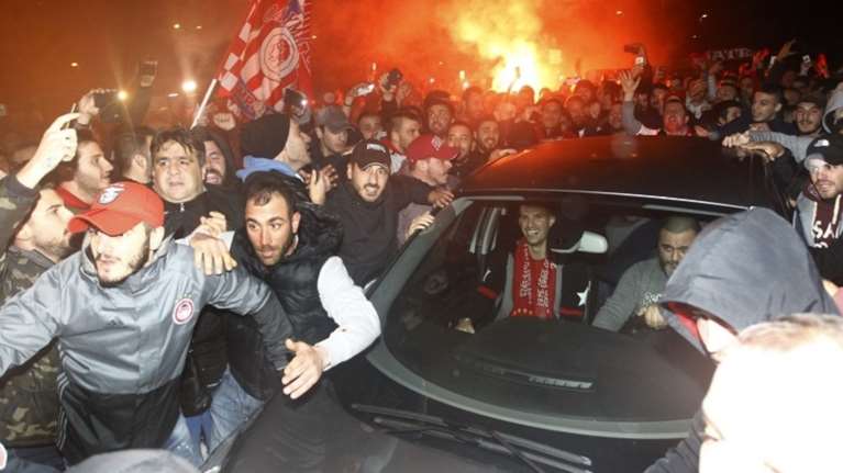 «Θρυλική» υποδοχή Μιραλάς στο αεροδρόμιο [φωτογραφίες]