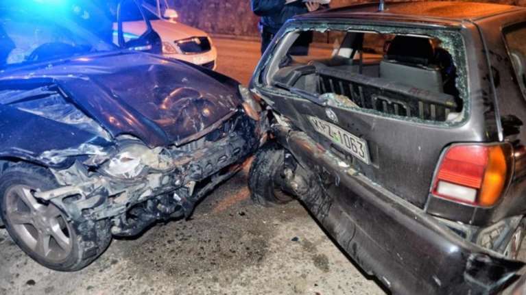 Μεθυσμένος οδηγός προκάλεσε τροχαίο με 6 ΙΧ στην Κόρινθο