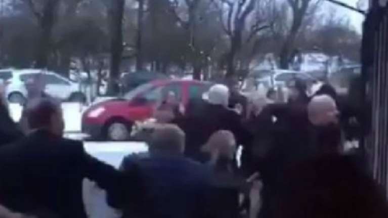 Κωμικοτραγικό! Πλακώθηκαν στο ξύλο σε κηδεία στη Σκωτία (ΒΙΝΤΕΟ)