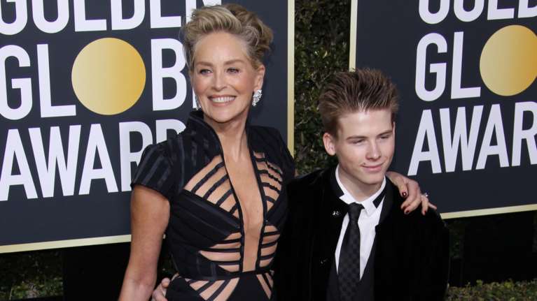 Σάρον Στόουν: «Θεά» στο κόκκινο χαλί συνοδευόμενη από τον 17χρονο γιο της