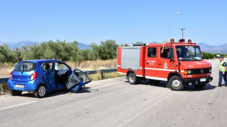 Σύγκρουση φορτηγού με λεωφορείο στην ΕΟ Αθηνών-Κορίνθου, επτά τραυματίες