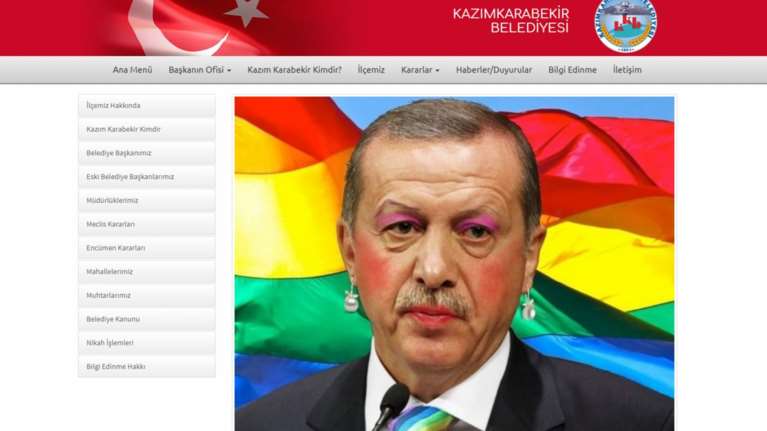 Οι Anonymous Greece «έντυσαν» τον Ερντογάν... γυναίκα!