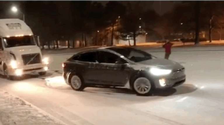 Το τετρακίνητο Tesla X ξεκολλάει τριαξονικό από τα χιόνια στις ΗΠΑ