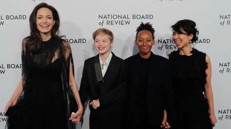 Η πρώτη εμφάνιση της Σιλό Τζολί - Πιτ μετά το ατύχημα - τι της συνέβη