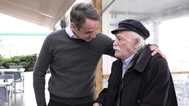 Απρόσμενη συνάντηση Μητσοτάκη με τον Μανώλη Γλέζο- φωτο