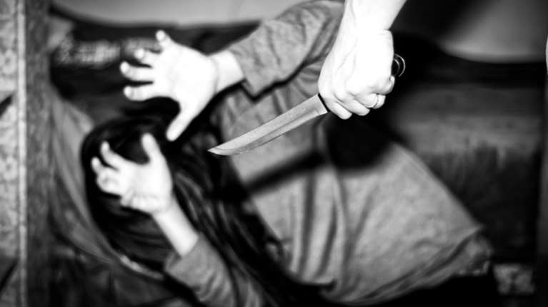 Μαχαίρωσε τη γυναίκα του μπροστά στον γιο τους στην Ολυμπία