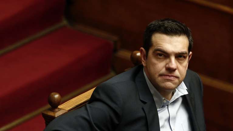 Handelsblatt: Αυταπάτη ότι η Ελλάδα θα σπάσει τα δεσμά των δανειστών