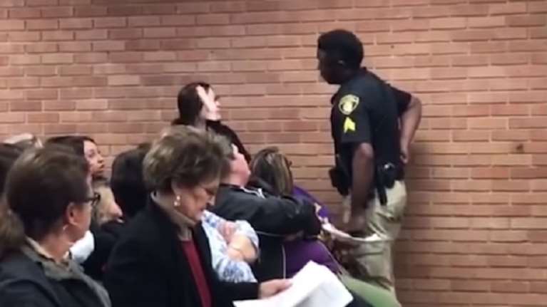 Αστυνομικός στις ΗΠΑ σπρώχνει και πετά κάτω δασκάλα που διαμαρτύρεται (VID)