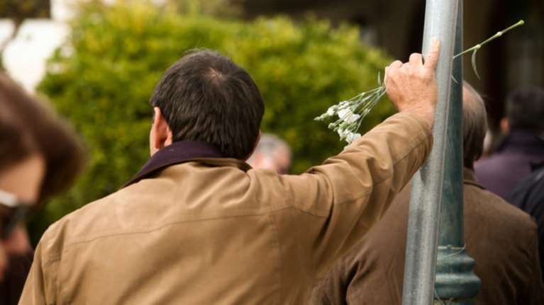 Ερώτηση βουλευτών ΣΥΡΙΖΑ για την ικανότητα των αστυνομικών να φέρουν όπλο