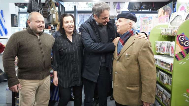 Περιοδεία Μητσοτάκη: Εγκλωβισμένη η χώρα στην ύφεση