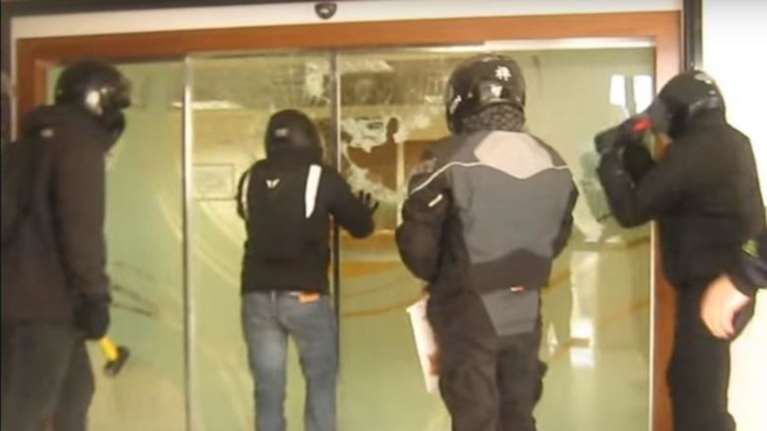 Έφοδος του Ρουβίκωνα σε συμβολαιογραφείο, έριξαν νερά στους υπολογιστές