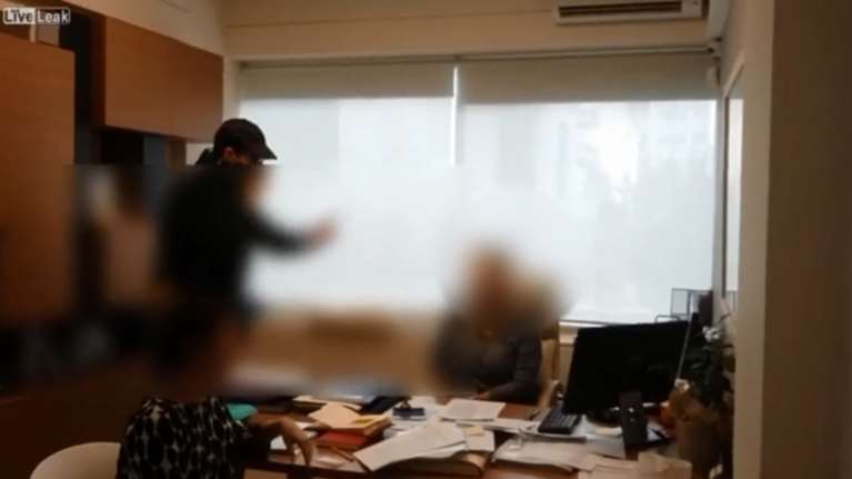 Το βίντεο από την επίθεση Ρουβίκωνα σε συμβολαιογραφείο