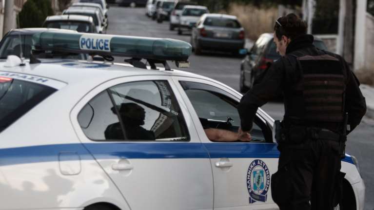 Βρήκαν όπλα &amp; υλικό της Χρυσής Αυγής στα σπίτια των νεοφασιστών