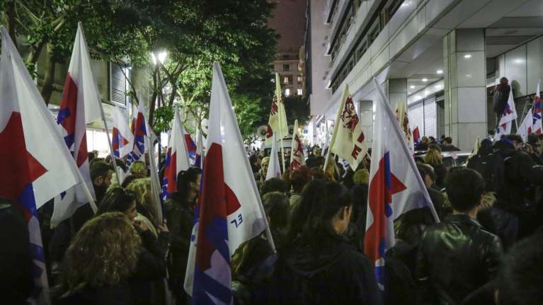 Το ΠΑΜΕ «πολιόρκησε» το Υπ. Οικονομικών, ένταση με τα ΜΑΤ και συνθήματα