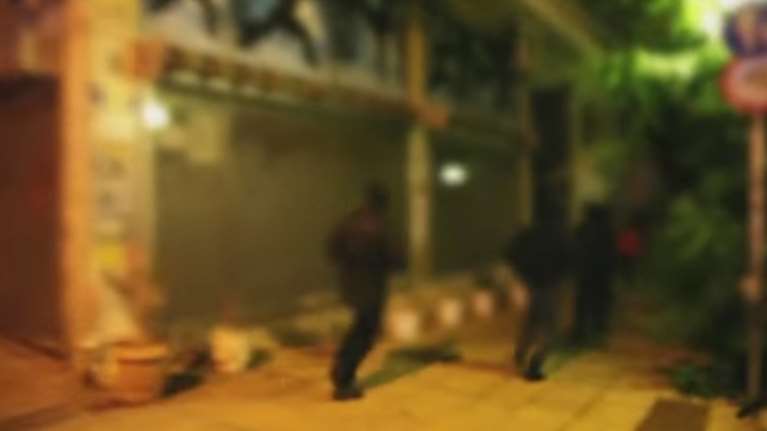 Εξάρχεια: Αντιεξουσιαστές έδιωξαν ναρκέμπορους με τις ...κλωτσιές [βίντεο]