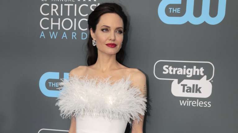 «Λευκός κύκνος» η Αντζελίνα Τζολί στη νέα της εμφάνιση [Εικόνες]