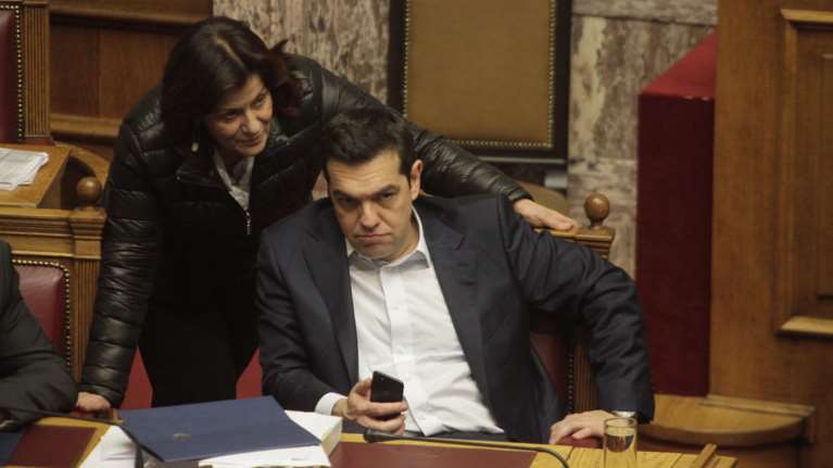 Νέες γκρίνιες και μασάζ στον ΣΥΡΙΖΑ για τα επιδόματα-Το μπαλάκι στον Τσίπρα