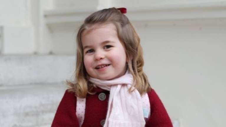 Η μικρή Σάρλοτ μιλάει ήδη τη γλώσσα του Θερβάντες