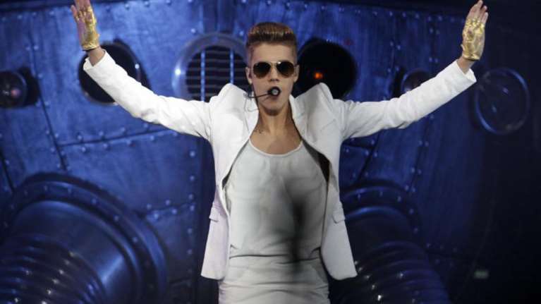 Ο Τζάστιν Μπίμπερ απολαμβάνει να εκθέτει τη ζωή του