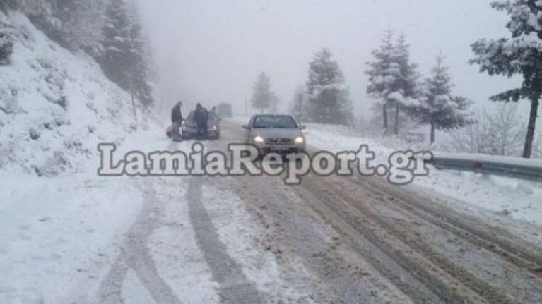 Με αλυσίδες η κυκλοφορία προς Καρπενήσι -Ανεβαίνει η στάθμη του Σπερχειού