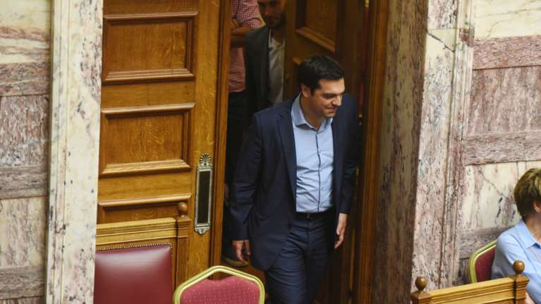 Γιατί το Μαξίμου βάζει πάγο στην παραίτηση Ζουράρι έως αύριο