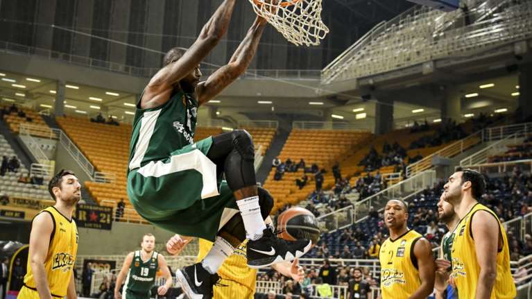 Ο Παναθηναϊκός συνέτριψε την ΑΕΚ με 94-74 στο ΟΑΚΑ