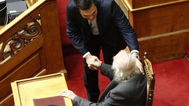 H απρόσμενη συνάντηση του Αλέξη Τσίπρα στην Ολομέλεια της Βουλής