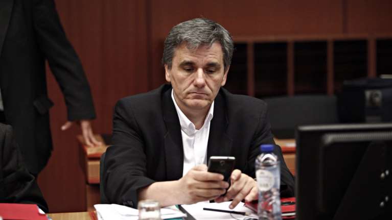 Ο Τσακαλώτος γράφει στη Monde για τις προτάσεις του Μακρόν