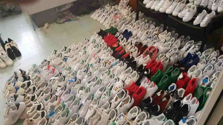 Εντοπίστηκε μεγάλη αποθήκη με «μαϊμού» προϊόντα - τρεις συλλήψεις