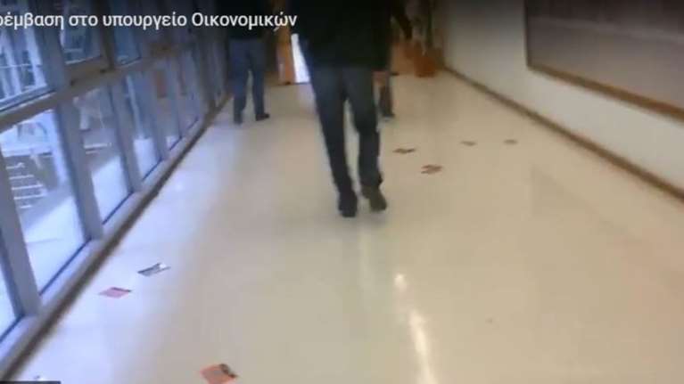 Το ντου του Ρουβίκωνα στο γραφείο του Τσακαλώτου   video