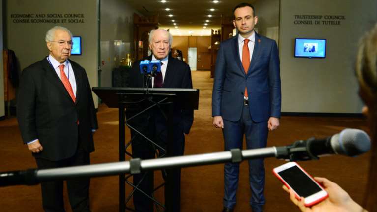 Σκόπια: Μακριά από μια έντιμη λύση οι προτάσεις Νίμιτς