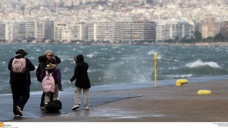 Καιρός: Θυελλώδεις άνεμοι ως το απόγευμα - Χιόνια και σε ημιορεινά