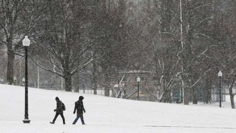 Θάνατοι, προειδοποιήσεις για την παγωνιά, σκοτάδι &amp; προβλήματα στις ΗΠΑ