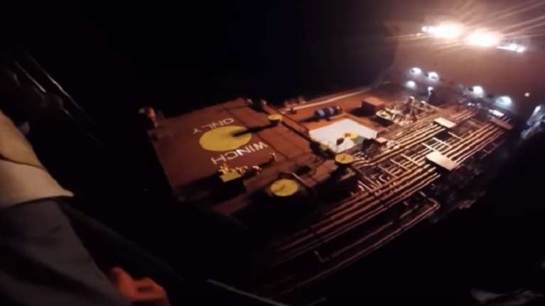 Εντυπωσιακή επιχείρηση διάσωσης ναυτικού από ελικόπτερο (βίντεο)