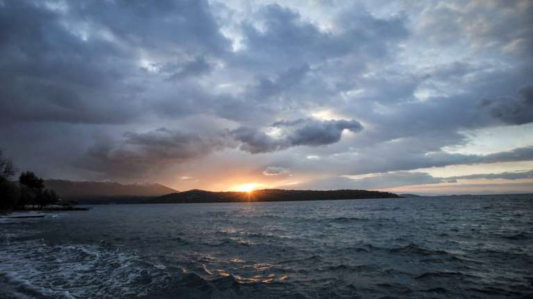 Νεφώσεις με τοπικές βροχές σε αρκετές περιοχές της χώρας