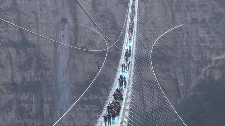 Ποιος δεν φοβάται να διασχίσει τη μεγαλύτερη γυάλινη γέφυρα στον κόσμο;