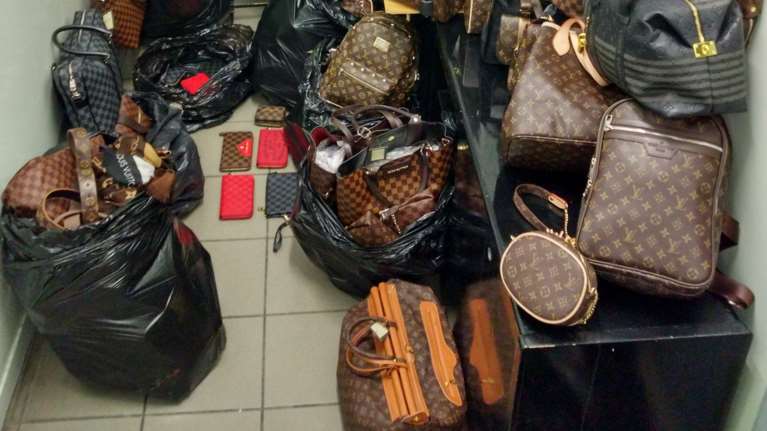 Καταστήματα στη Θεσσαλονίκη πουλούσαν τσάντες &quot;μαϊμού&quot;