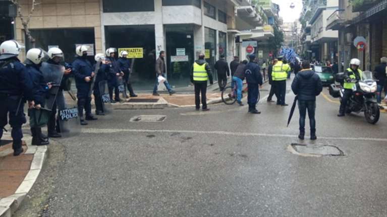 Επεισόδια σε πορεία οπαδών του Σώρρα στο Αγρίνιο (βιντεο)