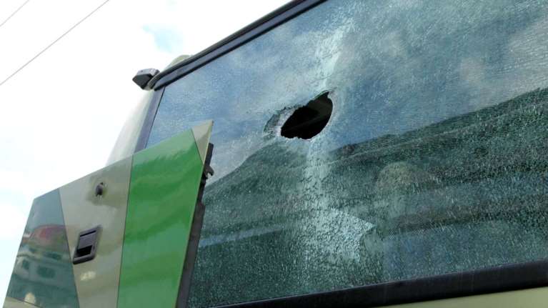 Επίθεση σε λεωφορείο με προορισμό το συλλαλητήριο