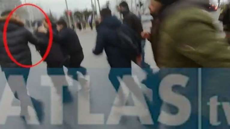 Η στιγμή της επίθεσης στον Κώστα Ζουράρι στο συλλαλητήριο