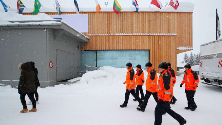 Βούλιαξε στο χιόνι το Νταβός πριν το Παγκόσμιο Φόρουμ [Εικόνες]