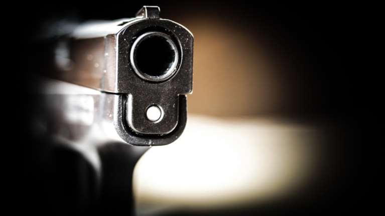 Καλαμάτα: Χτύπησε το κουδούνι και τον πυροβόλησε