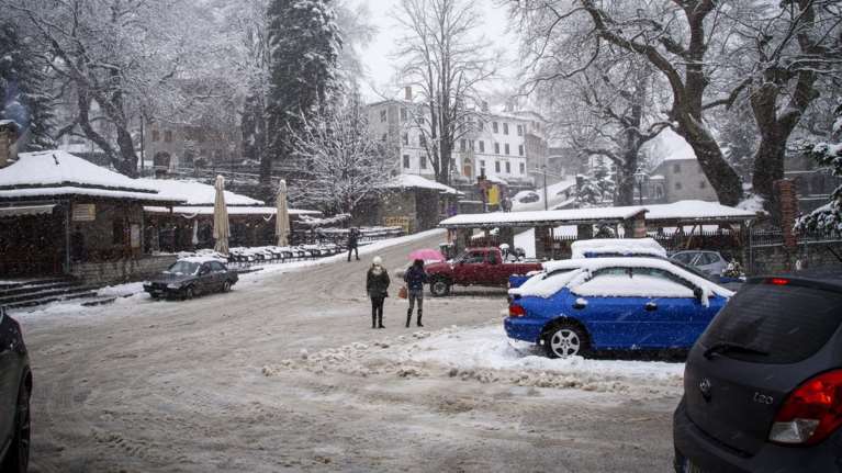 Σε κλοιό κακοκαιρίας όλη η χώρα -χιονίζει στην Πάρνηθα