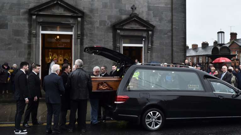 Χιλιάδες θαυμαστές &amp; βουβός θρήνος για την Ντολόρες Ο' Ριόρνταν φωτό