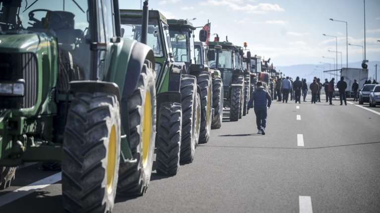 Στήθηκε το πρώτο μπλόκο από τους αγρότες της Καρδίτσας