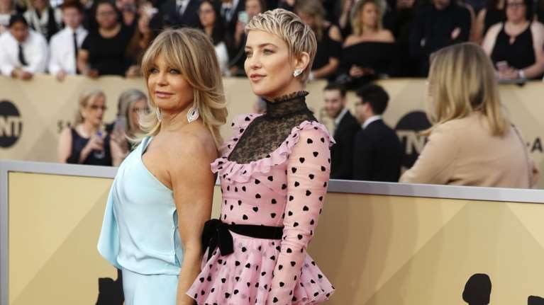 Η τραγική εμφάνιση της Κέιτ Χάντσον δίπλα στην υπέρκομψη 72χρονη μαμά της